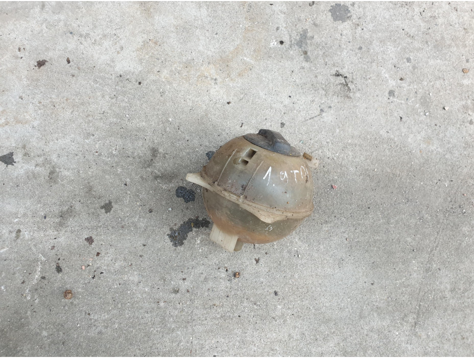 Казанче за антифриз за VW Passat B5 Казанче за антифриз за VW Passat B5