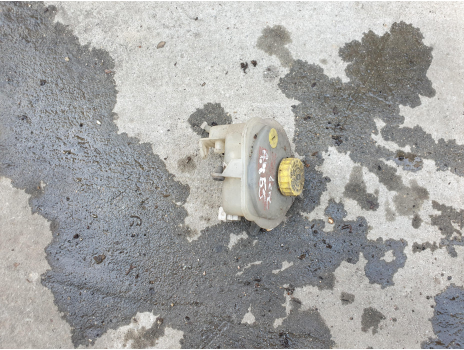 Казанче за спирачна течност за Audi A4 B5 Казанче за спирачна течност за Audi A4 B5