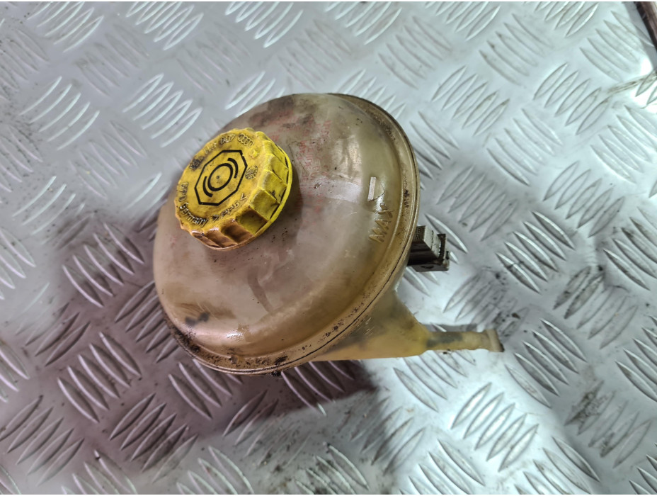 Казанче за спирачна течност за Audi A6 C5 2.4 i Automat Sedan Казанче за спирачна течност за Audi A6 C5 2.4 i Automat Sedan