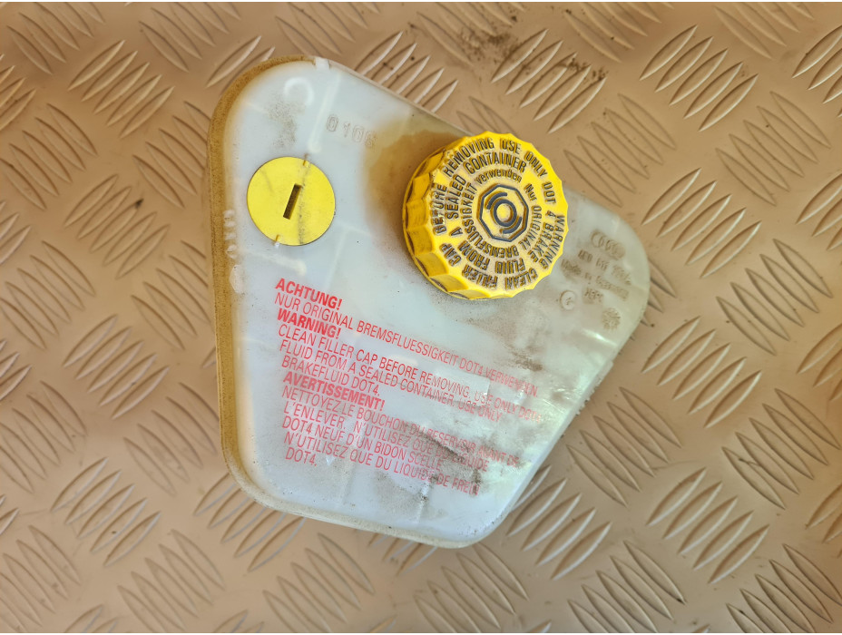 Казанче за спирачна течност за Audi A8 D3 4.2i Long Казанче за спирачна течност за Audi A8 D3 4.2i Long