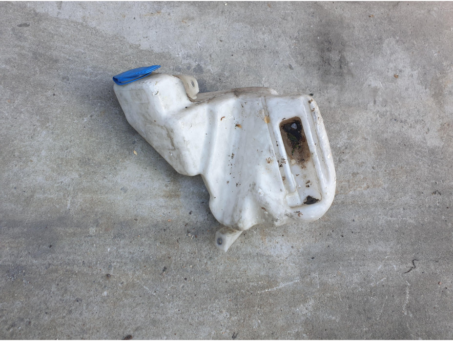 Казанче за течност за чистачки за Audi A6 C5 Комби Казанче за течност за чистачки за Audi A6 C5 Комби