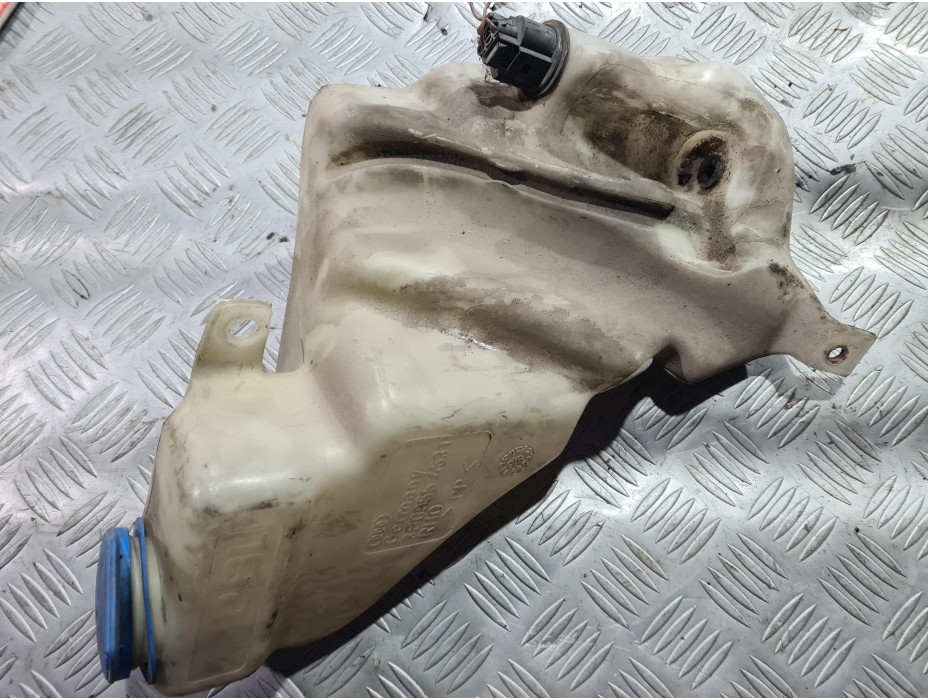 Казанче за течност за чистачки за VW Passat B5 2.5 TDI Казанче за течност за чистачки за VW Passat B5 2.5 TDI