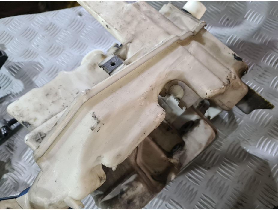 Казанче за течност за чистачки за VW Passat B6 2.0 TDI ВМР