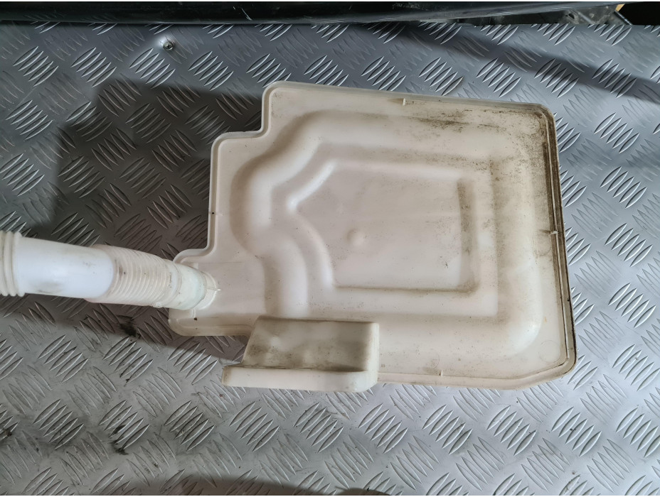 Казанче за чистачки за VW Golf 5 1.6FSI Казанче за чистачки за VW Golf 5 1.6FSI