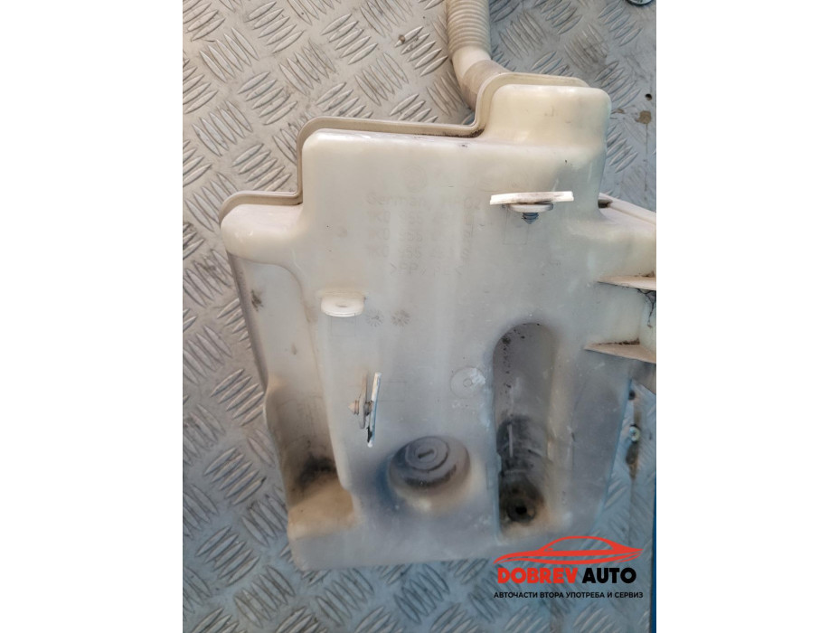 Казанче течност за чистачки за VW Golf MK5 Казанче течност за чистачки за VW Golf MK5