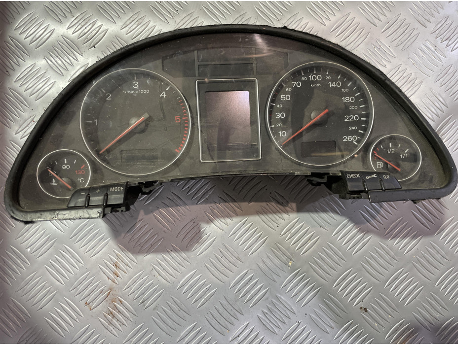 Километраж за Audi A4 B6 2.5TDI - червен