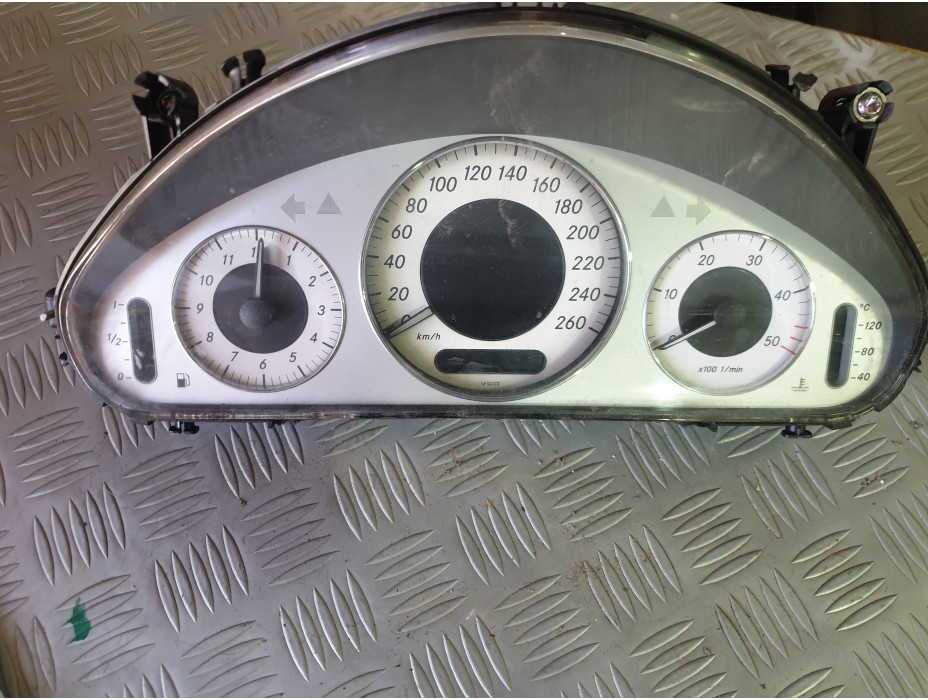 Километраж за Mercedes E Class W211 2.7CDI - Ръчни скорости