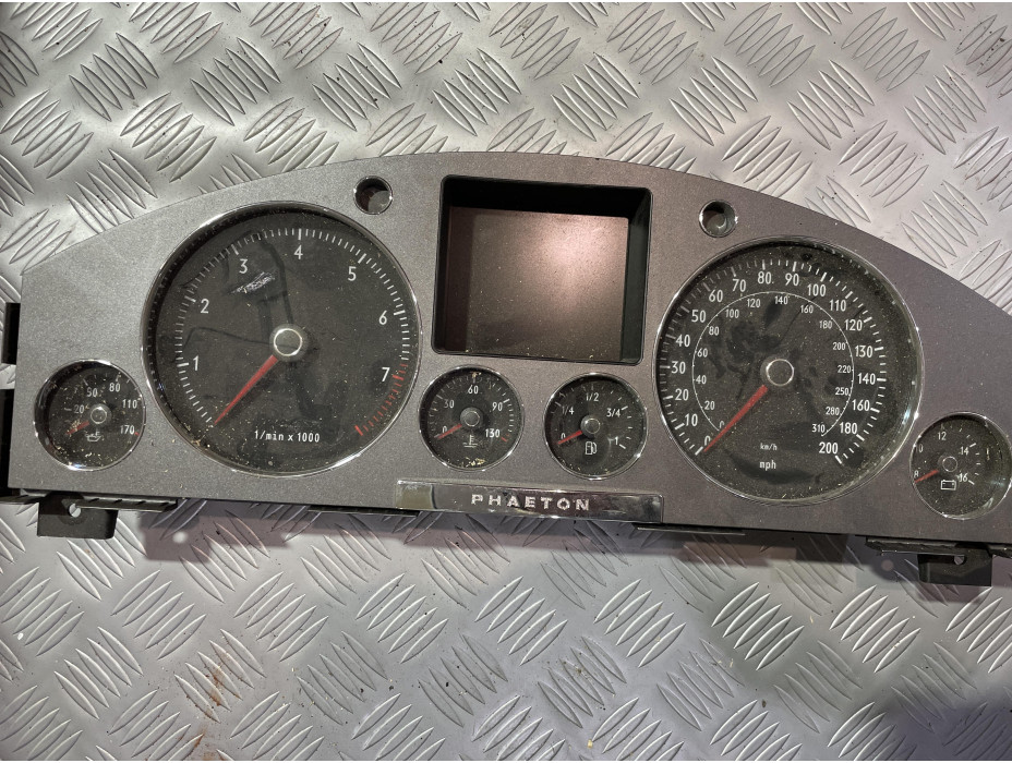 Километраж за Volkswagen Phaeton 4.2i - десен волан