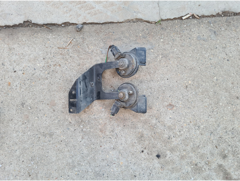 Клаксон за Audi A6 C6 2.7 TDI Quattro Клаксон за Audi A6 C6 2.7 TDI Quattro