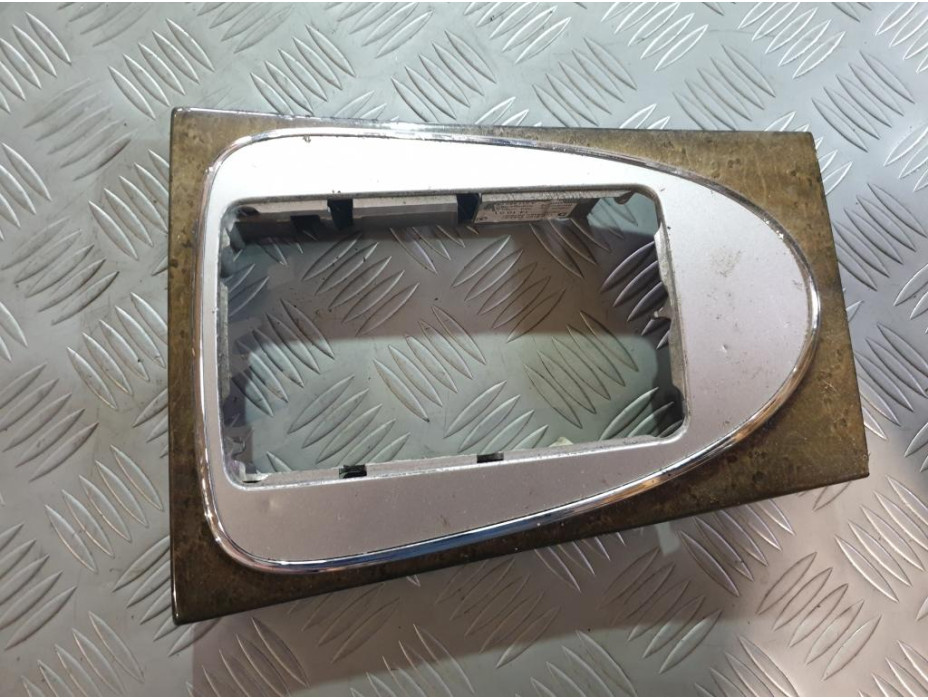 Конзола около скоростен лост за Mercedes E Class W211 2.7CDI - ръчни скорости Конзола около скоростен лост за Mercedes E Class W211 2.7CDI - ръчни скорости