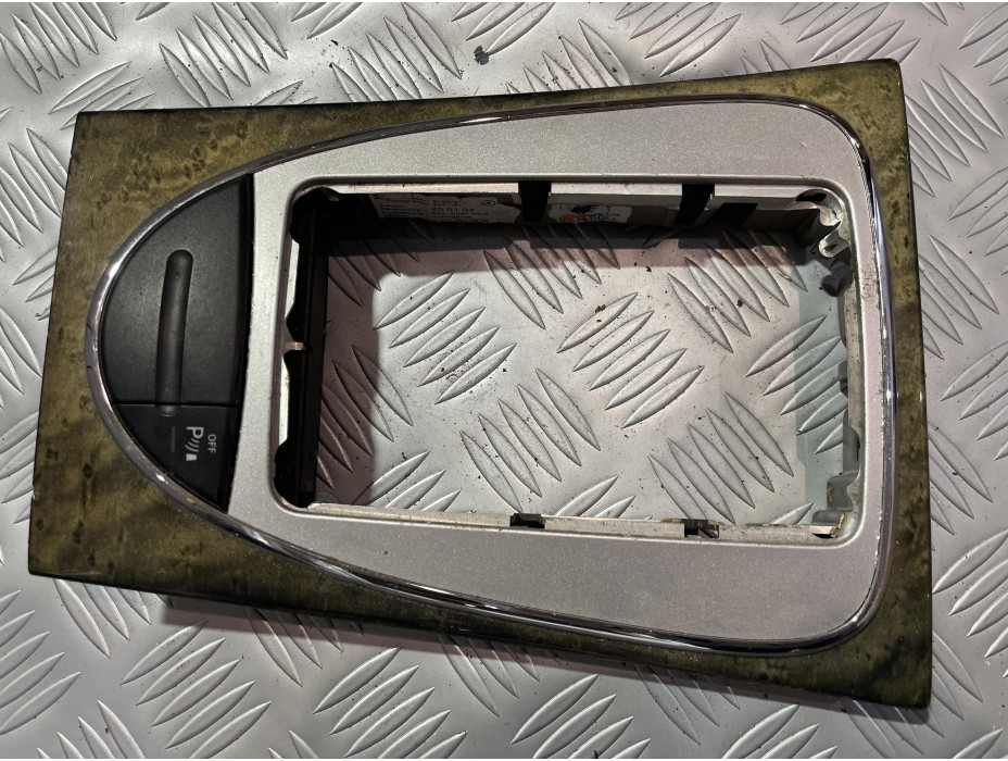 Конзола около скоростен лост за Mercedes E Class W211 - Авангард, ръчни скорости Конзола около скоростен лост за Mercedes E Class W211 - Авангард, ръчни скорости