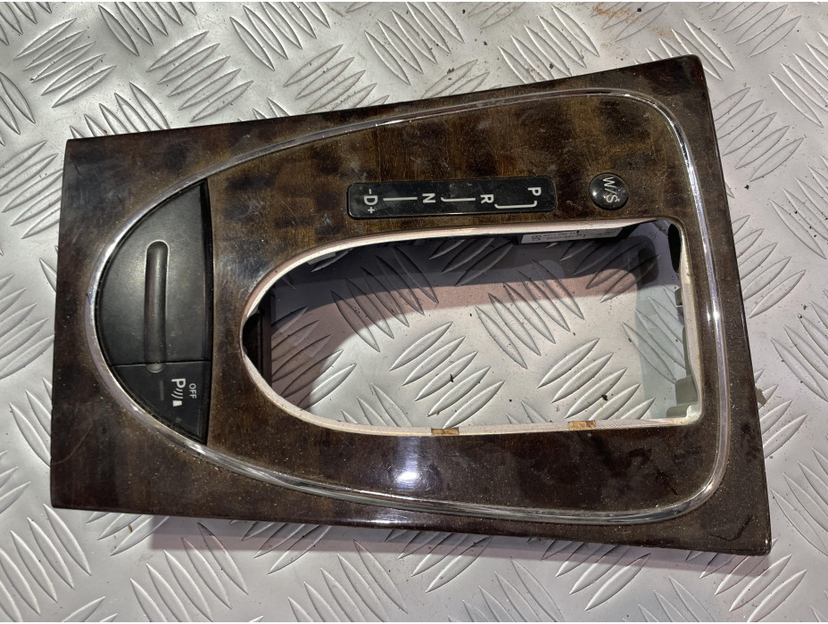 Конзола около скоростен лост за Mercedes E Class W211 - Класик, автомат