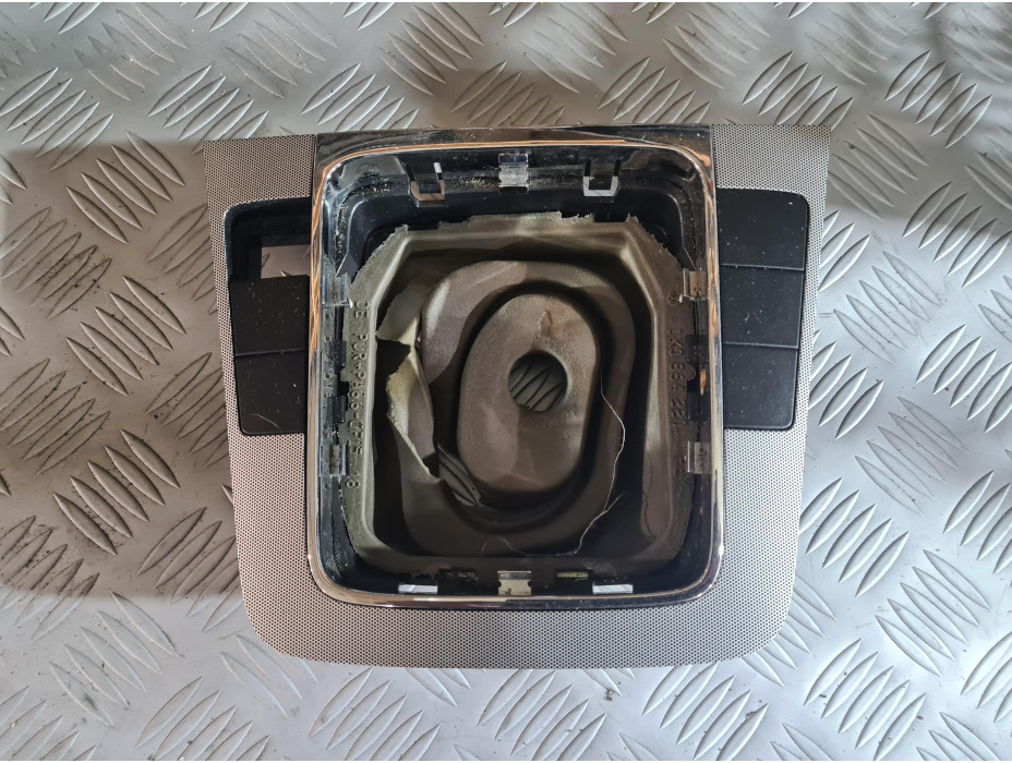 Конзола около скоростен лост за Volkswagen Passat B6