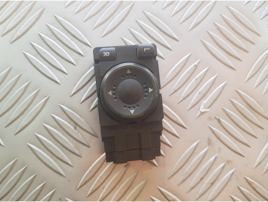 Копче за ел. огледала за Volkswagen Passat B5 Копче за ел. огледала за Volkswagen Passat B5