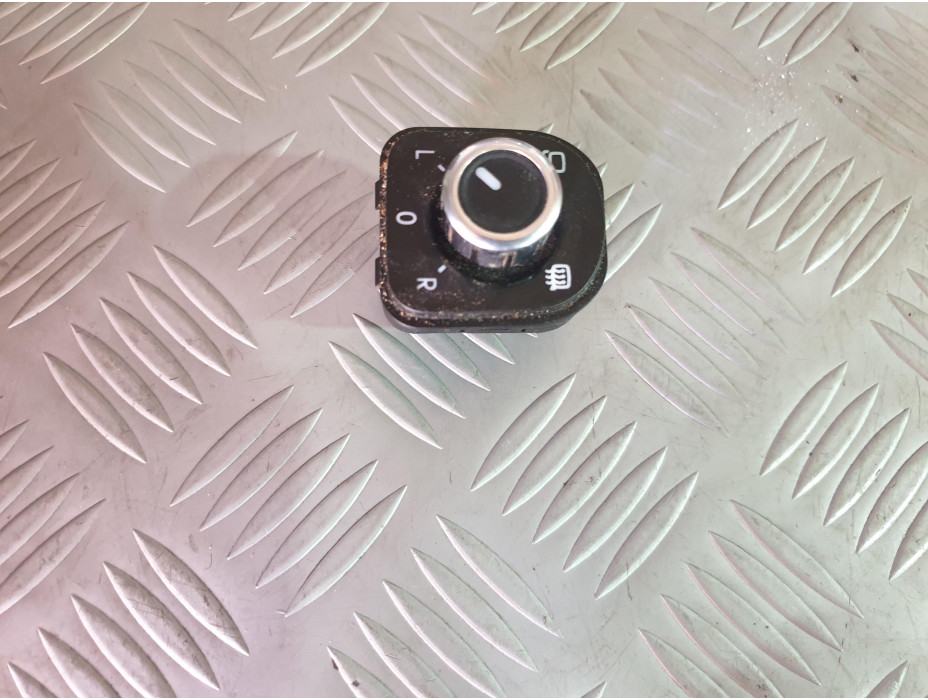 Копче за ел. огледала с прибиране за Volkswagen Passat CC 2.0TSI