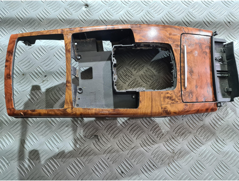 Лайсна за централна конзола за Audi A6 C6 3.2 FSI Quattro Лайсна за централна конзола за Audi A6 C6 3.2 FSI Quattro