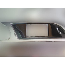 Лайсна около дисплея на Audi A5 8T Coupe