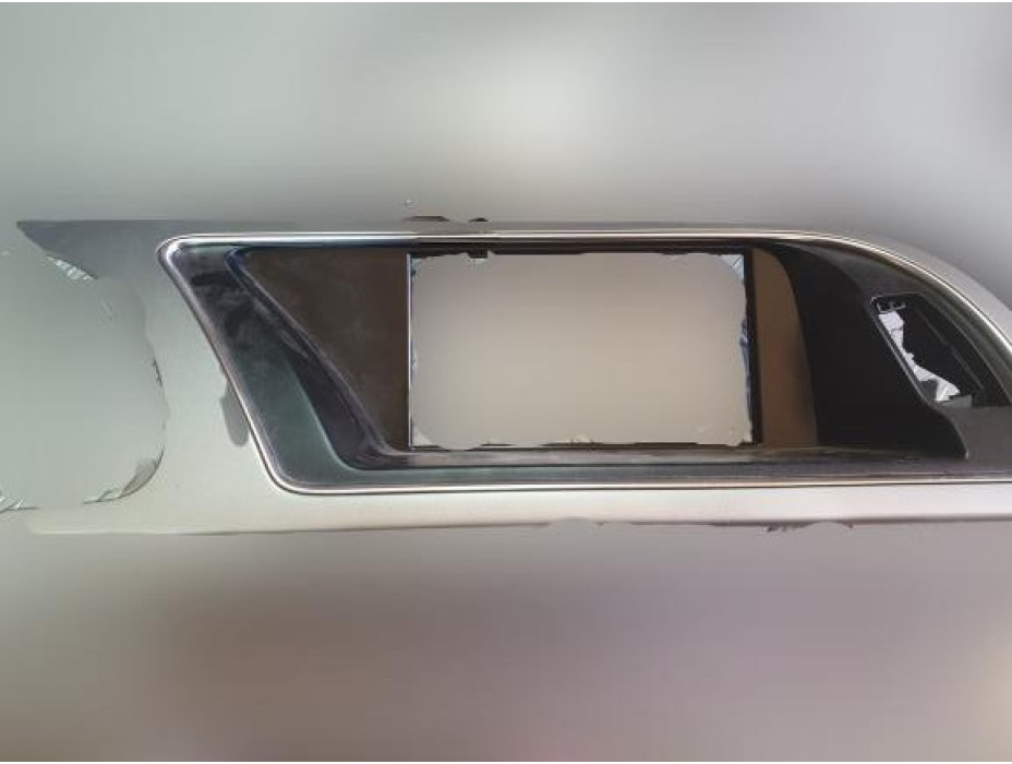 Лайсна около дисплея на Audi A5 8T Coupe