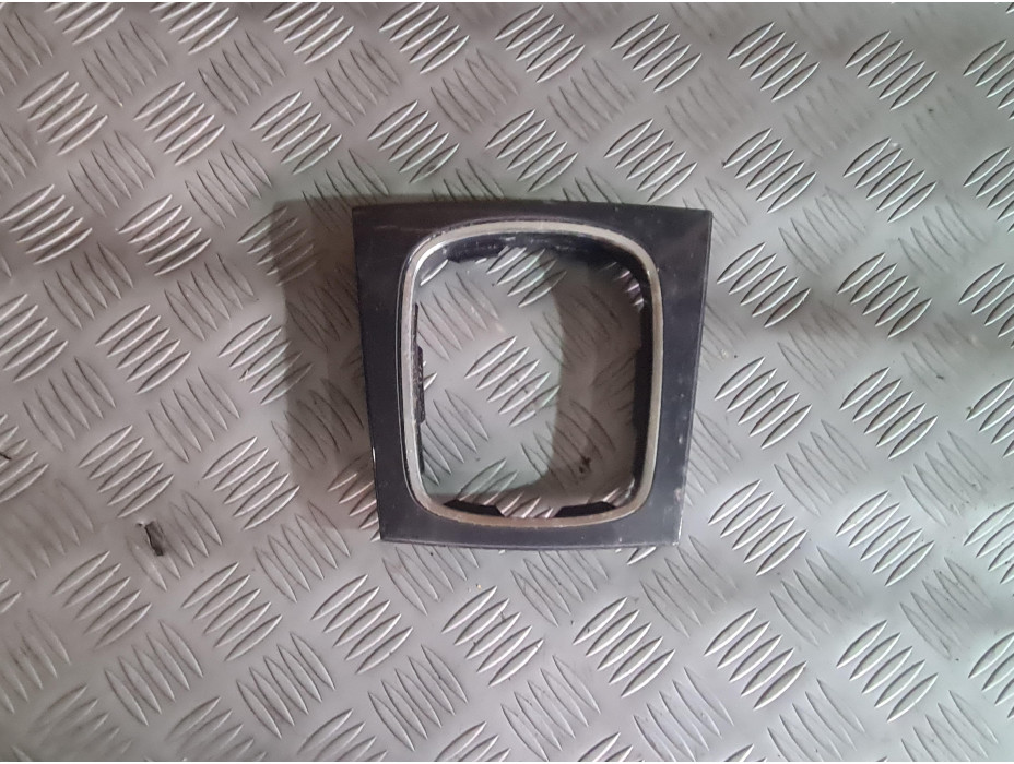 Лайсна около скоростен лост за Audi A3 8P Hatchback