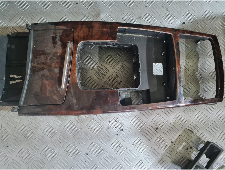 Лайсна централна конзола за Audi A6 C6 2.7 TDI Quattro Лайсна централна конзола за Audi A6 C6 2.7 TDI Quattro