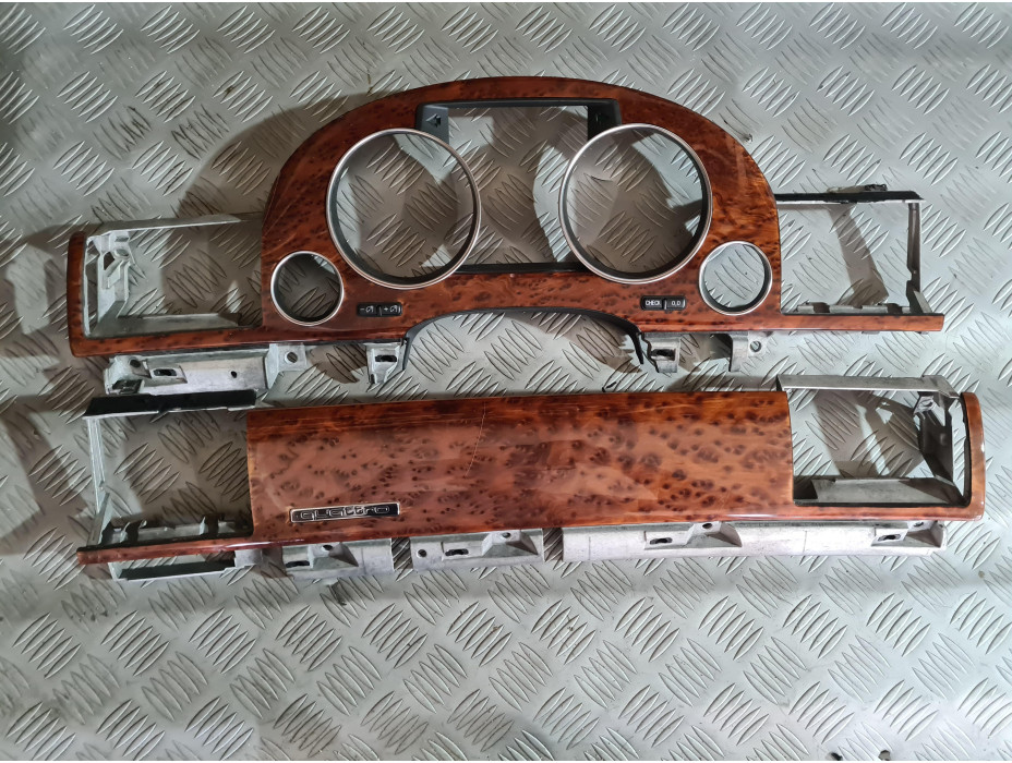 Лайсни за табло за Audi A8 D3 3.2 FSI Лайсни за табло за Audi A8 D3 3.2 FSI