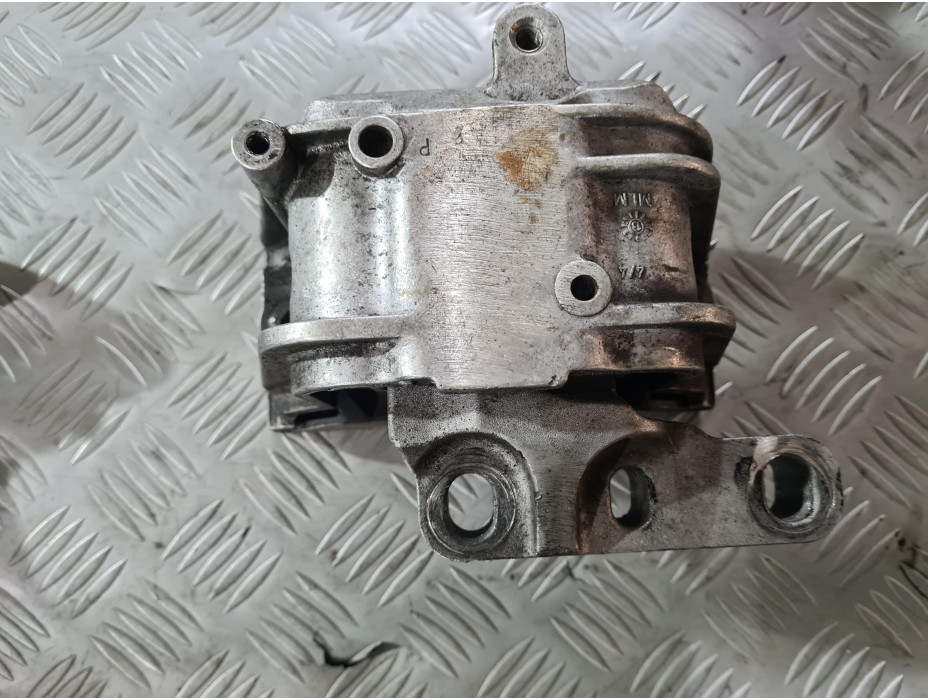 Ляв тампон за двигател за VW Passat B6 2.0 TDI ВМР Ляв тампон за двигател за VW Passat B6 2.0 TDI ВМР