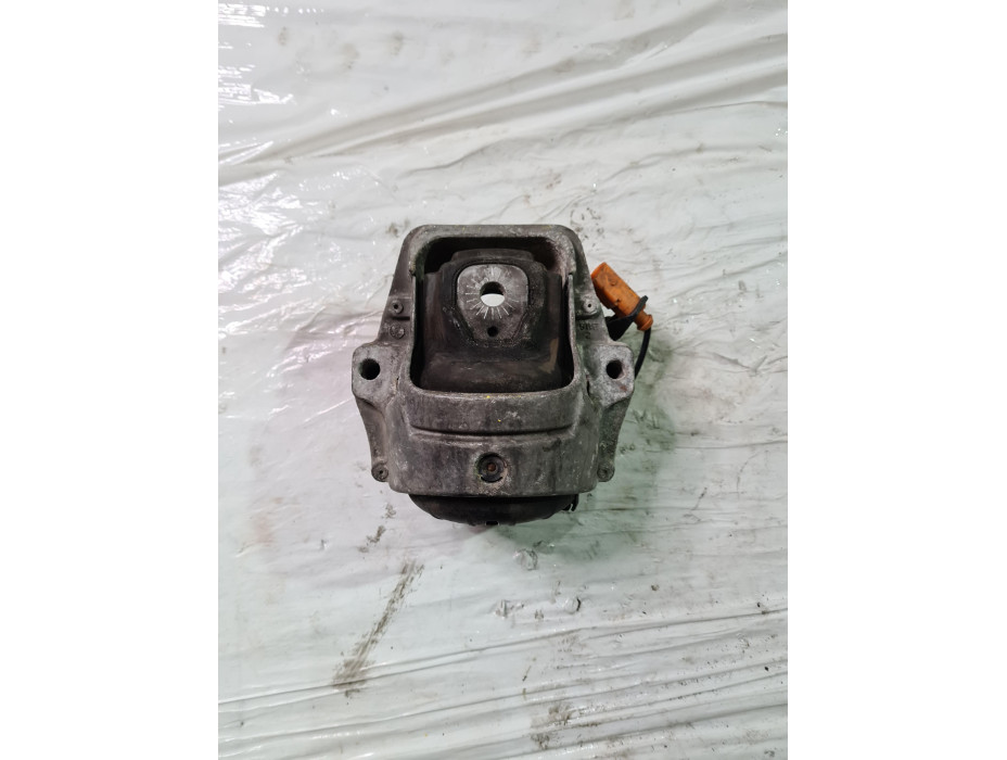 Ляв тампон за мотор за Ауди А4 Б8 / Audi A4 B8 2.0 TDI комби Ляв тампон за мотор за Ауди А4 Б8 / Audi A4 B8 2.0 TDI комби