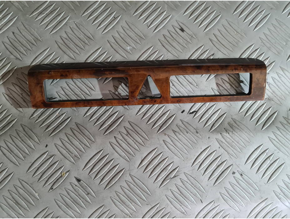 Махагонова лайсна - бутон аварийни за Audi A4 B5 Facelift Махагонова лайсна - бутон аварийни за Audi A4 B5 Facelift