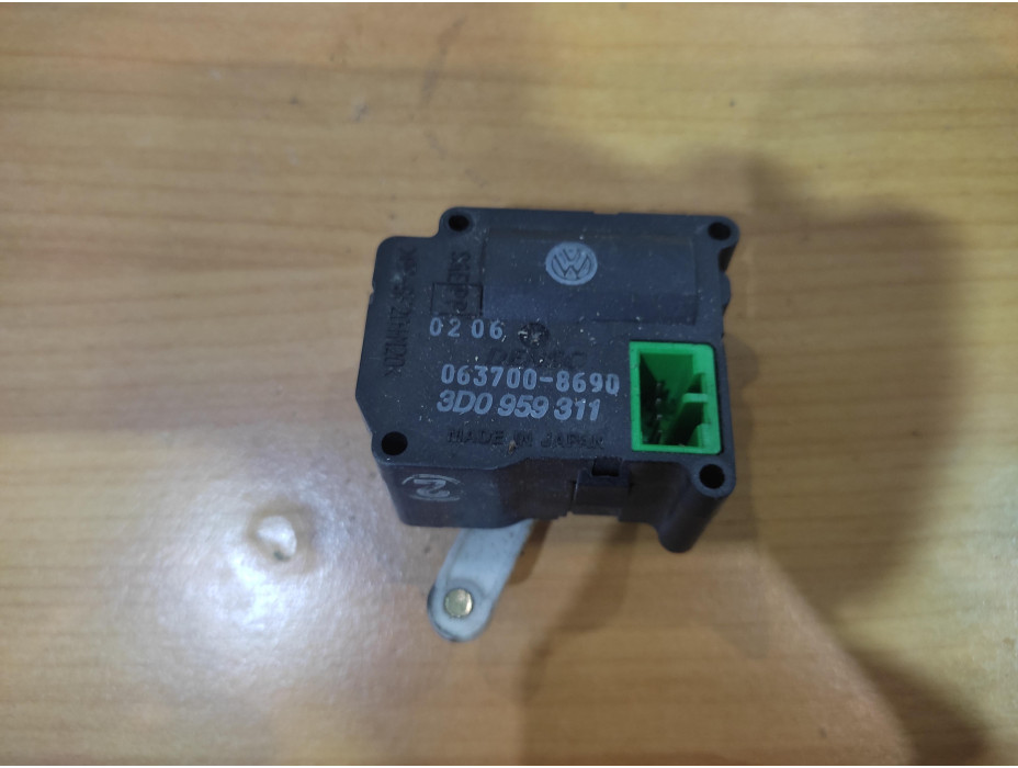 Моторче за клапа за парно - 119 за VW Phaeton