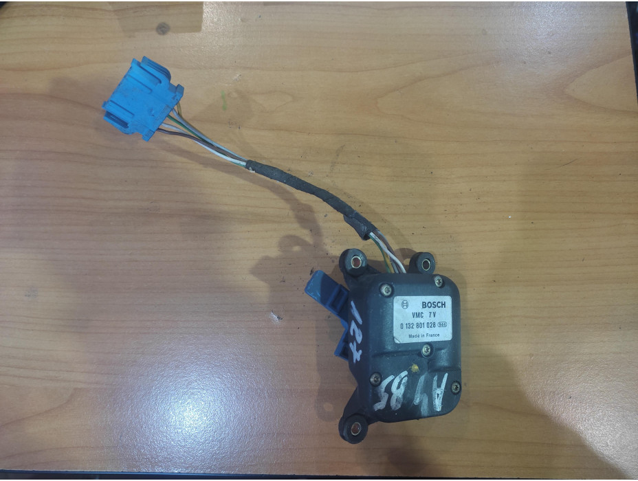 Моторче за клапа за парно - 127 за Audi A4 B5