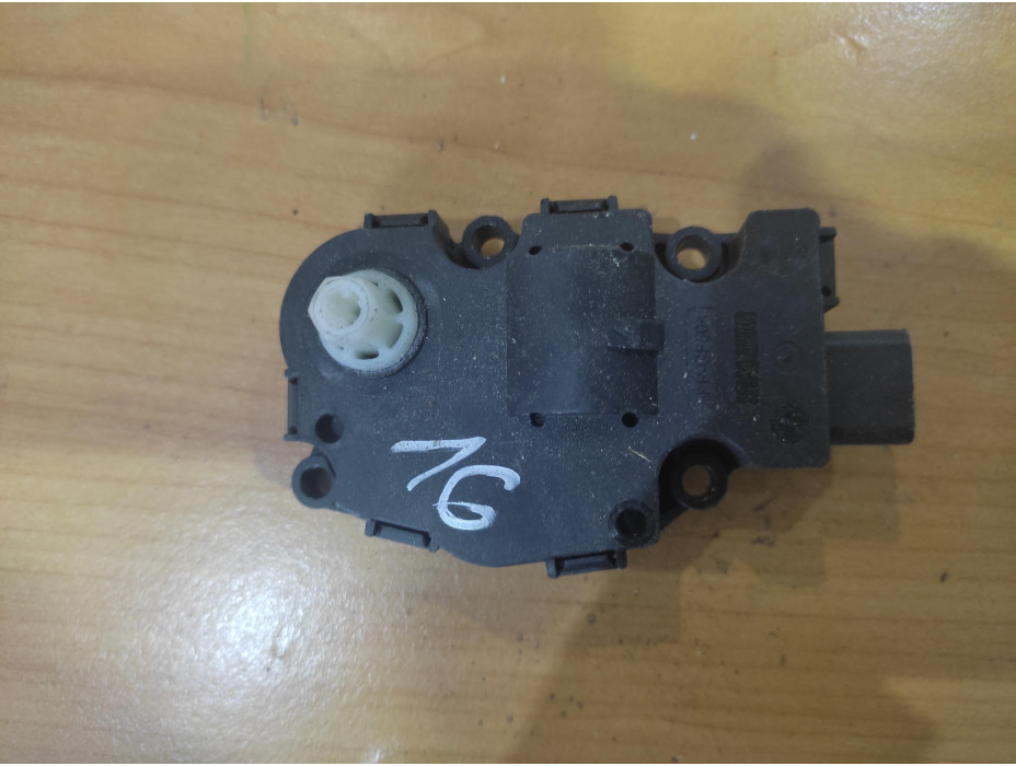 Моторче за клапа за парно - 16 за Audi A4 B8