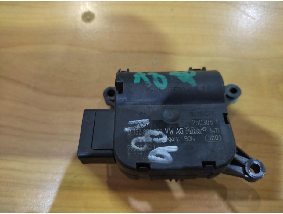 Моторче за клапа за парно - 186 за Audi A3 8P