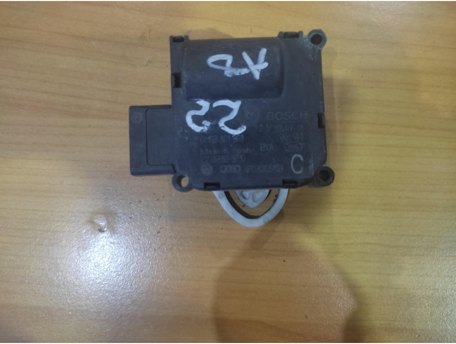 Моторче за клапа за парно - 22 за Audi A8 D3