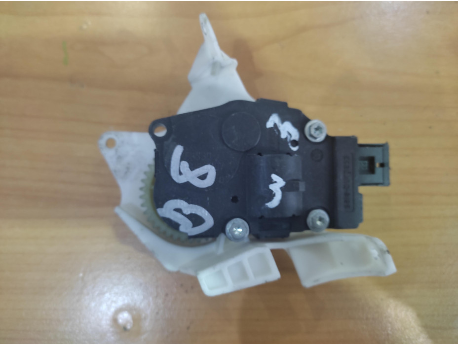 Моторче за клапа за парно - 3 за Audi A4 B8