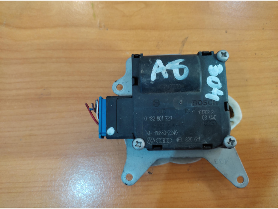 Моторче за клапа за парно - 304 за Audi A8 D3 Моторче за клапа за парно - 304 за Audi A8 D3