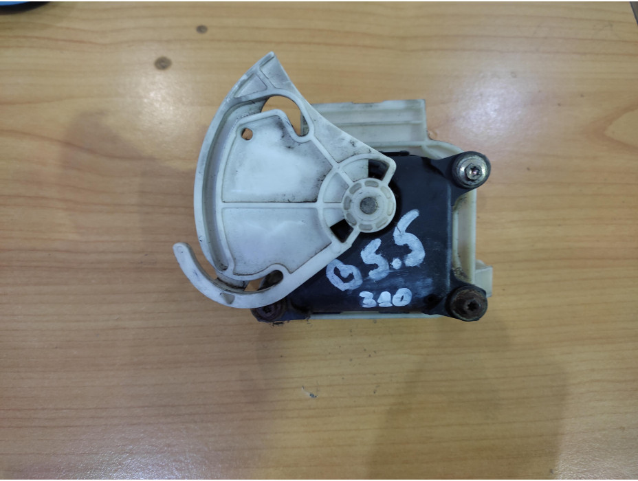 Моторче за клапа за парно - 310 за VW Passat B 5.5