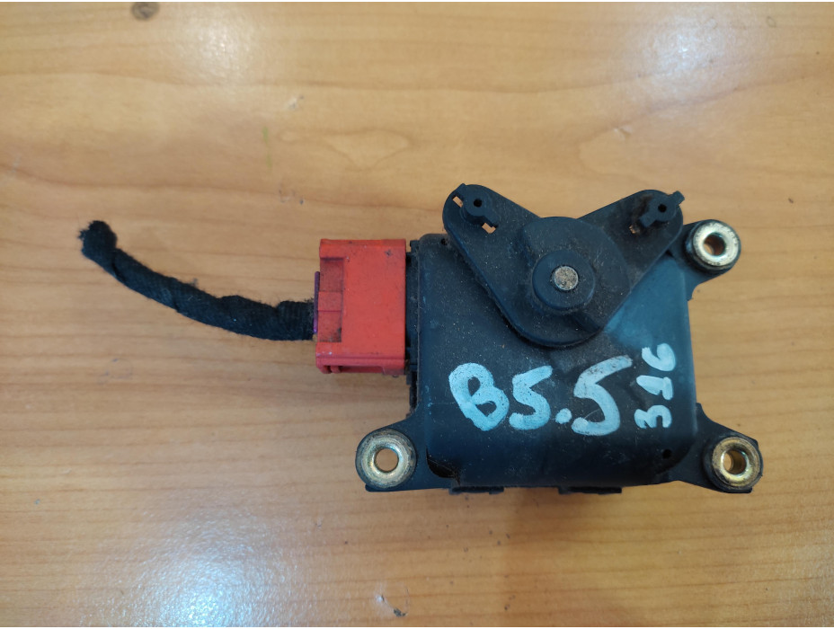 Моторче за клапа за парно - 316 за VW Passat B 5.5