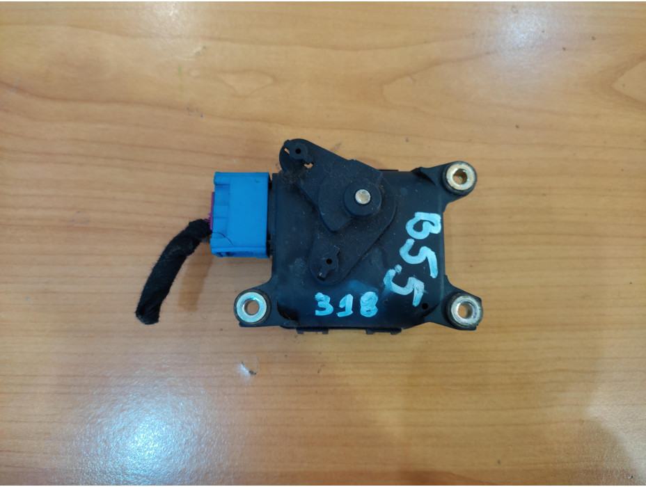 Моторче за клапа за парно - 318 за VW Passat B 5.5