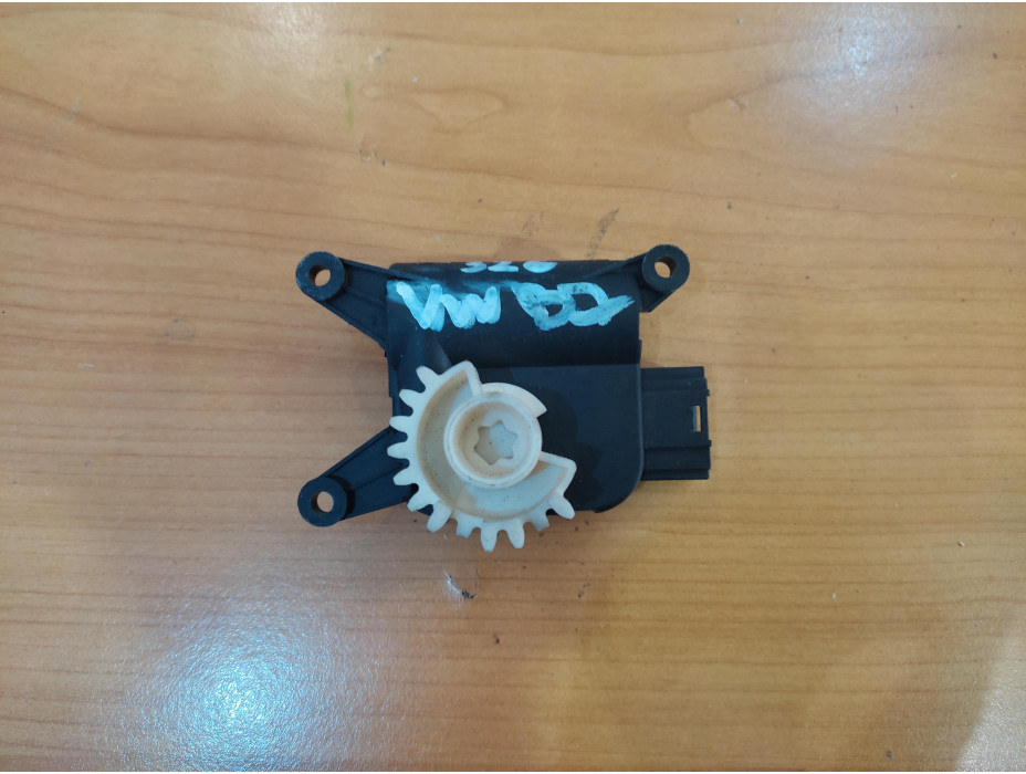 Моторче за клапа за парно - 326 за VW Passat B7