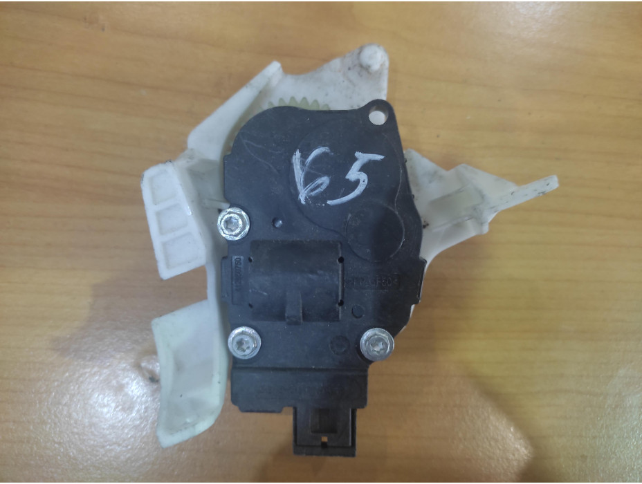 Моторче за клапа за парно - 65 за Audi A5 8T