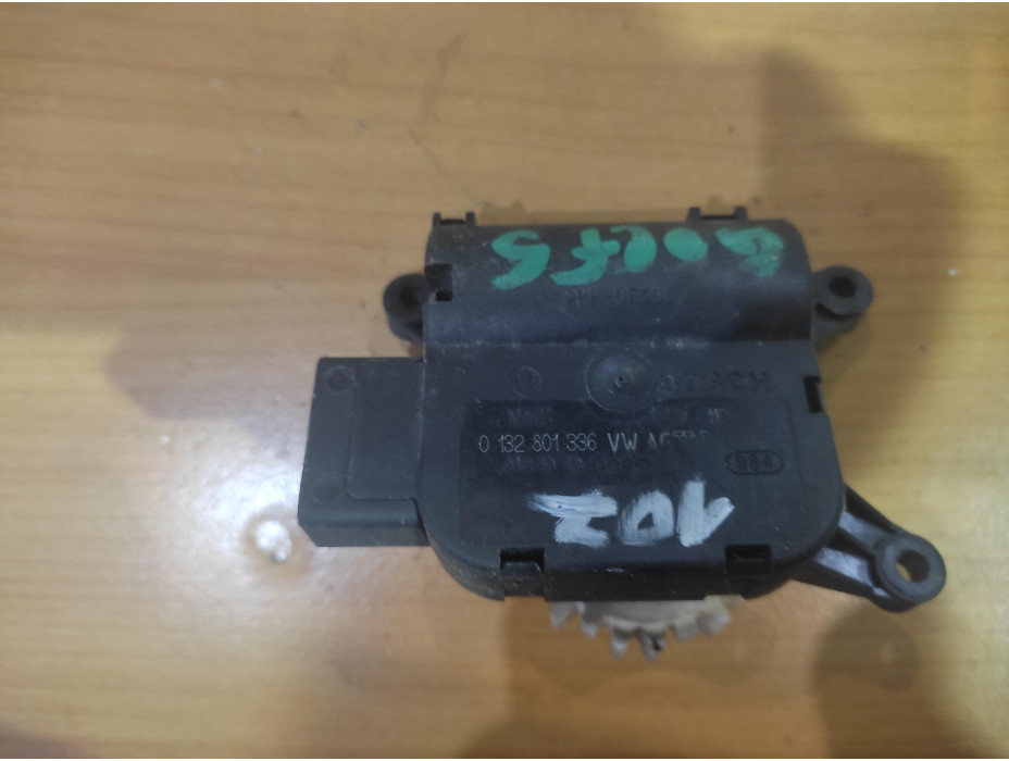 Моторче за клапи за парно - 107 за VW Golf 5