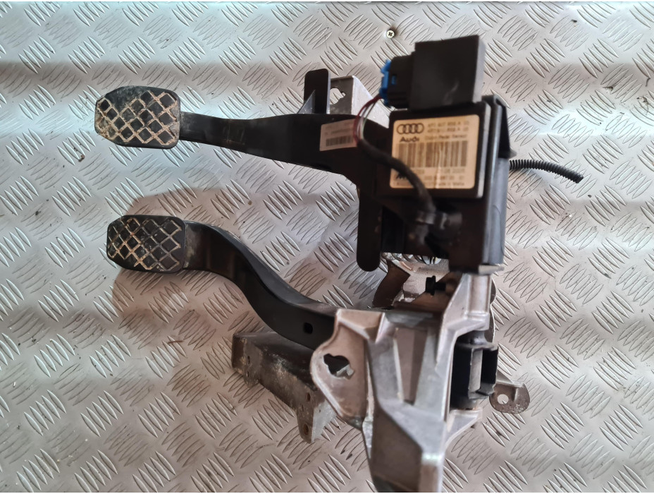 Педали за спирачка и съединител за Audi A6 C6 3.2 FSI Quattro Педали за спирачка и съединител за Audi A6 C6 3.2 FSI Quattro