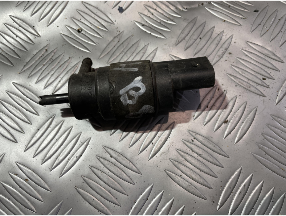 Помпичка за течност за чистачки за Audi A4 B8 Sedan