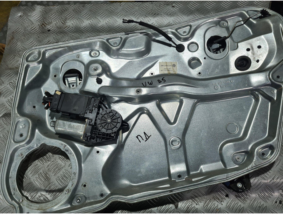 Преден десен стъклоповдигач за VW Passat B5 2.5 TDI Преден десен стъклоповдигач за VW Passat B5 2.5 TDI