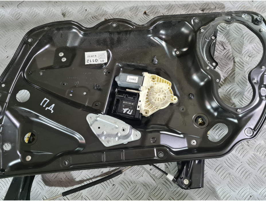 Преден десен стъклоповдигач за VW Passat B6 2.0 TDI ВМР Преден десен стъклоповдигач за VW Passat B6 2.0 TDI ВМР