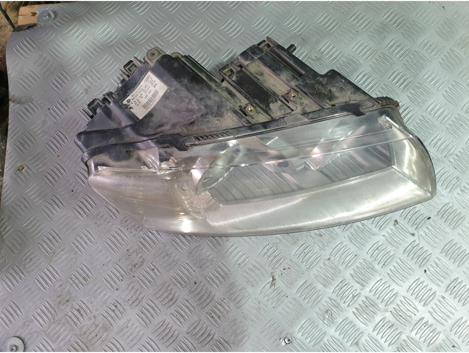 Преден десен фар за Ауди А8 Д3 / Audi A8 D3 4.2 i 335к.с.