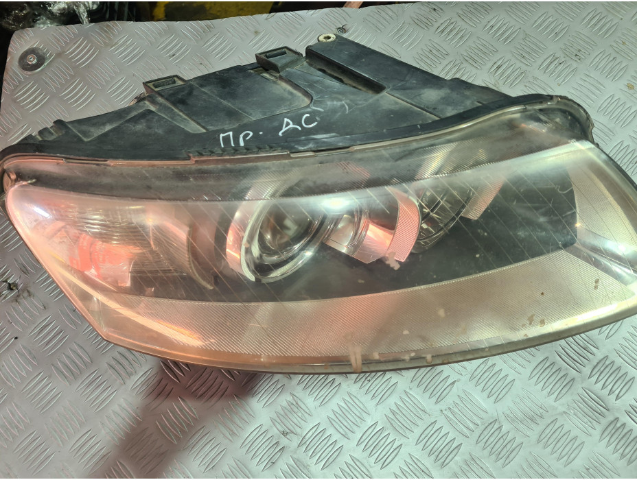Преден десен фар - ксенон за Audi A6 C6 3.2 FSI