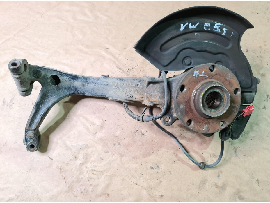 Преден десен шенкел за Фолксваген Пасат Б5.5 комби / VW Passat B5.5 2.5 TDI Преден десен шенкел за Фолксваген Пасат Б5.5 комби / VW Passat B5.5 2.5 TDI