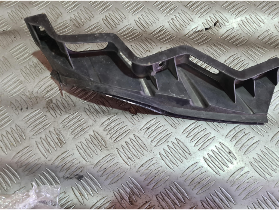 Преден ляв държач за фар за VW Passat B6 2.0 TDI Преден ляв държач за фар за VW Passat B6 2.0 TDI