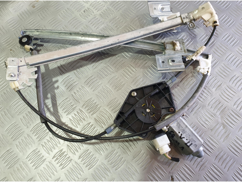 Преден ляв стъклоповдигач за VW Passat B5 1.8 T комби